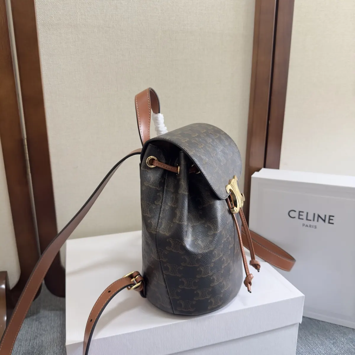 💰580 新品～上线 🅰️🅰️ 🆕🆕🆕 出货 🎒🎒 CE～LINE BONNIE 光滑牛皮革背包，羊皮革衬里，手提、双肩背和单肩背，TRIOMPHE 磁扣，抽绳皮革系带，皮革提手 ，长度8cm 可调节肩带，最小长度34cm,最大长度45cm， 尺寸:25x18x13 cm 型号 : 118703 （配原版包装）