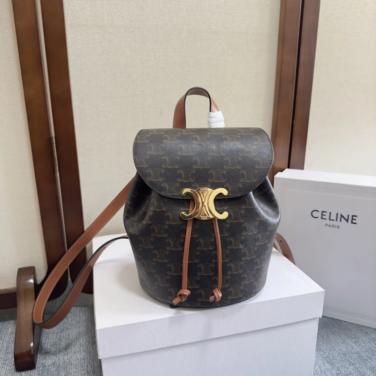 💰580 新品～上线 🅰️🅰️ 🆕🆕🆕 出货 🎒🎒 CE～LINE BONNIE 光滑牛皮革背包，羊皮革衬里，手提、双肩背和单肩背，TRIOMPHE 磁扣，抽绳皮革系带，皮革提手 ，长度8cm 可调节肩带，最小长度34cm,最大长度45cm， 尺寸:25x18x13 cm 型号 : 118703 （配原版包装）