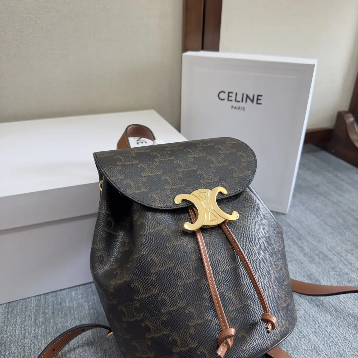 💰580 新品～上线 🅰️🅰️ 🆕🆕🆕 出货 🎒🎒 CE～LINE BONNIE 光滑牛皮革背包，羊皮革衬里，手提、双肩背和单肩背，TRIOMPHE 磁扣，抽绳皮革系带，皮革提手 ，长度8cm 可调节肩带，最小长度34cm,最大长度45cm， 尺寸:25x18x13 cm 型号 : 118703 （配原版包装）