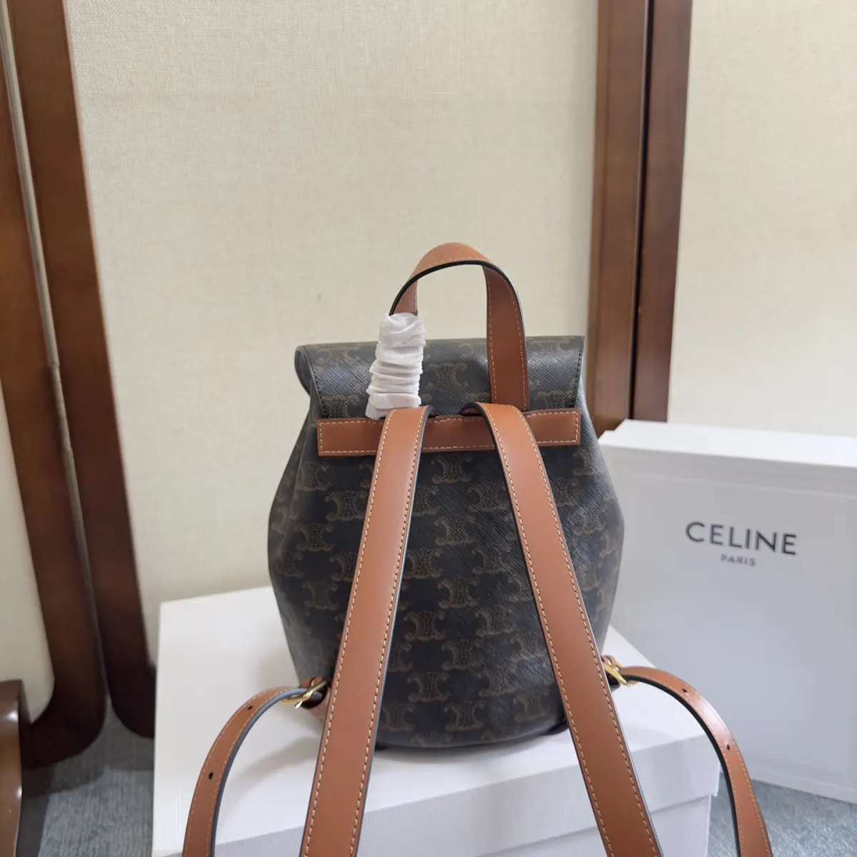 💰580 新品～上线 🅰️🅰️ 🆕🆕🆕 出货 🎒🎒 CE～LINE BONNIE 光滑牛皮革背包，羊皮革衬里，手提、双肩背和单肩背，TRIOMPHE 磁扣，抽绳皮革系带，皮革提手 ，长度8cm 可调节肩带，最小长度34cm,最大长度45cm， 尺寸:25x18x13 cm 型号 : 118703 （配原版包装）