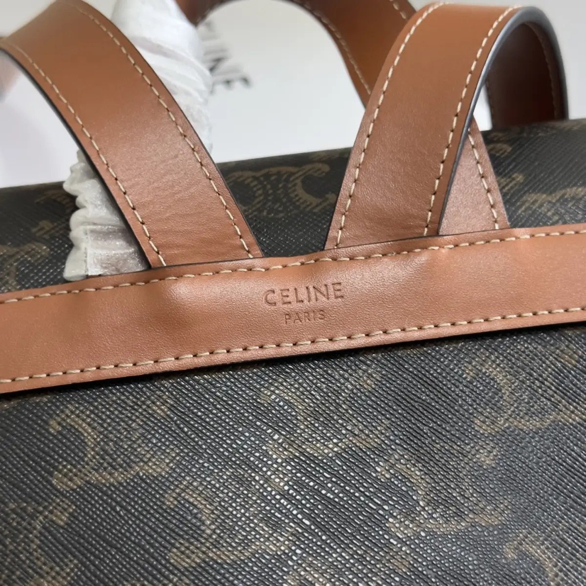 💰580 新品～上线 🅰️🅰️ 🆕🆕🆕 出货 🎒🎒 CE～LINE BONNIE 光滑牛皮革背包，羊皮革衬里，手提、双肩背和单肩背，TRIOMPHE 磁扣，抽绳皮革系带，皮革提手 ，长度8cm 可调节肩带，最小长度34cm,最大长度45cm， 尺寸:25x18x13 cm 型号 : 118703 （配原版包装）
