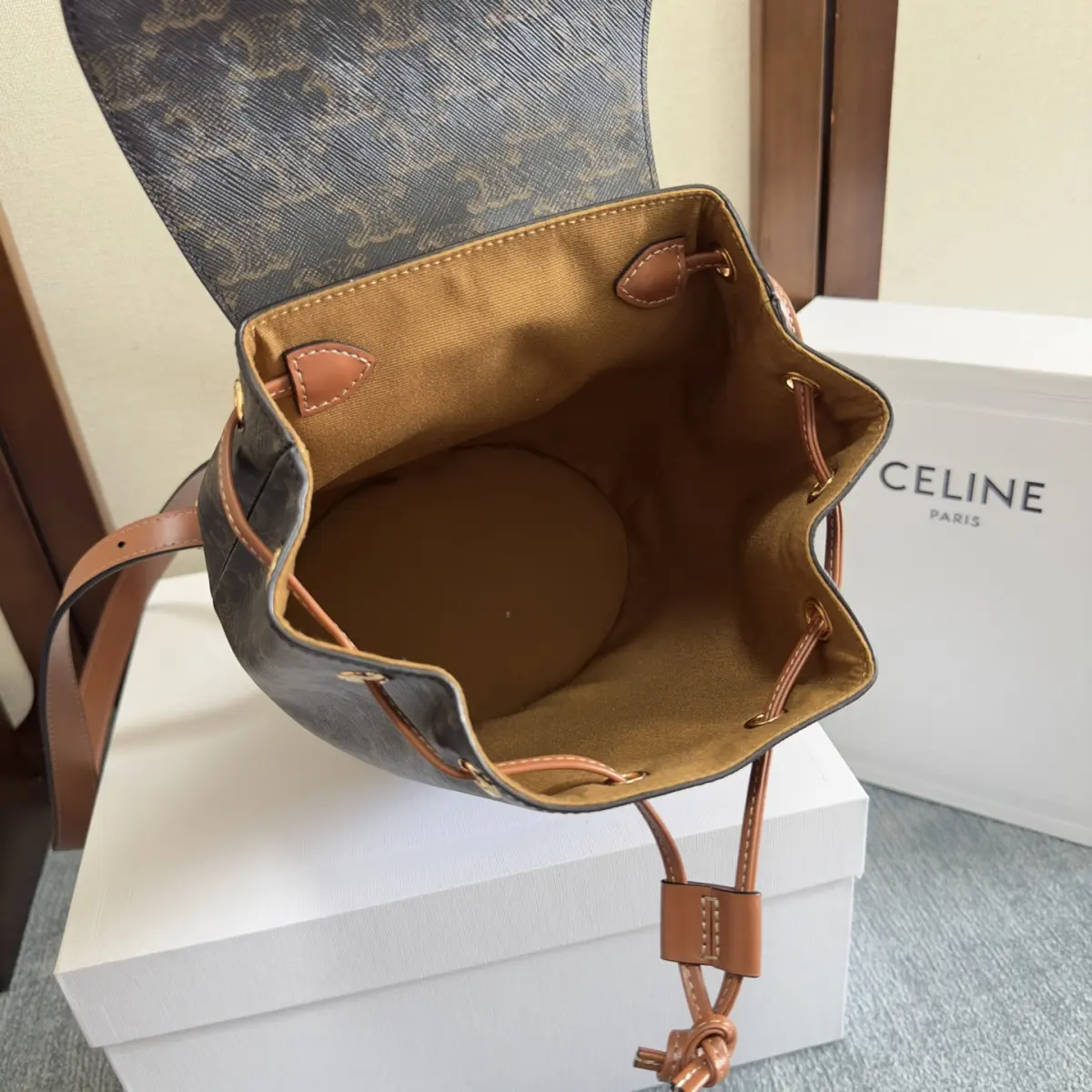 💰580 新品～上线 🅰️🅰️ 🆕🆕🆕 出货 🎒🎒 CE～LINE BONNIE 光滑牛皮革背包，羊皮革衬里，手提、双肩背和单肩背，TRIOMPHE 磁扣，抽绳皮革系带，皮革提手 ，长度8cm 可调节肩带，最小长度34cm,最大长度45cm， 尺寸:25x18x13 cm 型号 : 118703 （配原版包装）