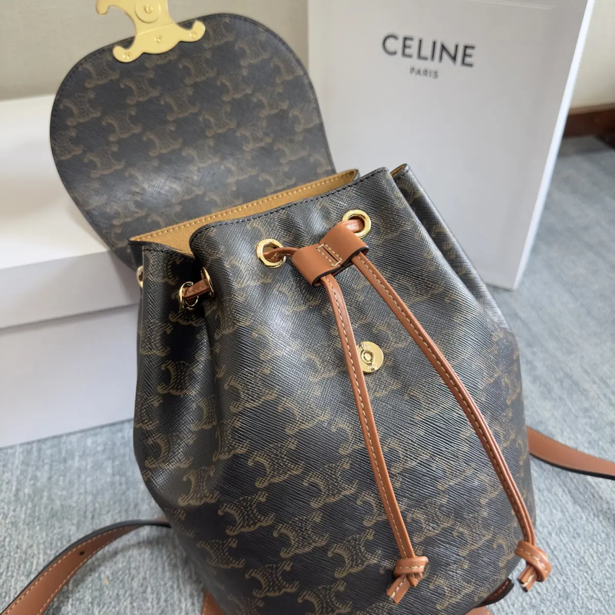 💰580 新品～上线 🅰️🅰️ 🆕🆕🆕 出货 🎒🎒 CE～LINE BONNIE 光滑牛皮革背包，羊皮革衬里，手提、双肩背和单肩背，TRIOMPHE 磁扣，抽绳皮革系带，皮革提手 ，长度8cm 可调节肩带，最小长度34cm,最大长度45cm， 尺寸:25x18x13 cm 型号 : 118703 （配原版包装）
