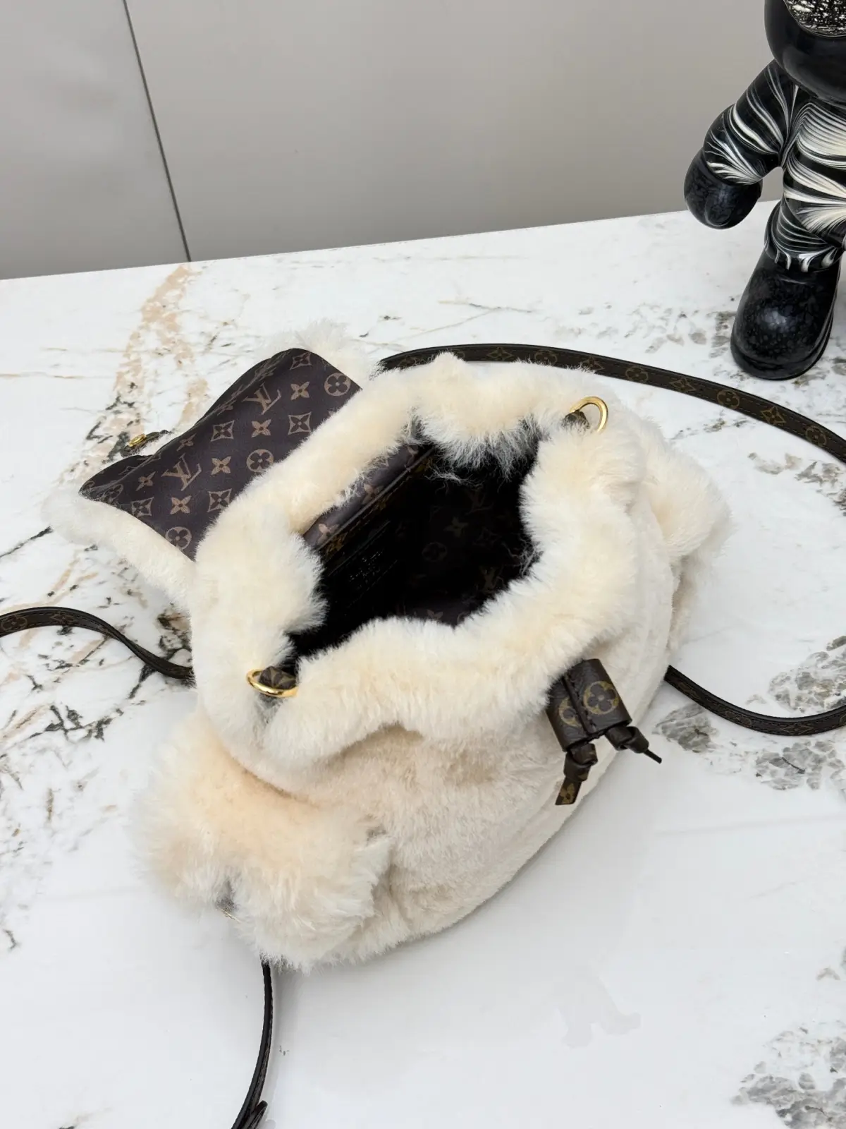 💰410顶级原单,变码芯片 M11919 Nano Teddy 双肩包出自 LV Ski 系列,为舒软羊毛皮搭配 Monogram 帆布和耀目搭扣,成就高山度假的个性之选。侧袋设计和充裕空间可轻松收纳手机、钱夹和其他小物。 16.5 x 13 x 25 厘米 (高 x 宽 x 长度) 羊毛皮 涂层帆布饰边 织物内衬 金属件 磁扣开合 侧袋 手柄:单手柄