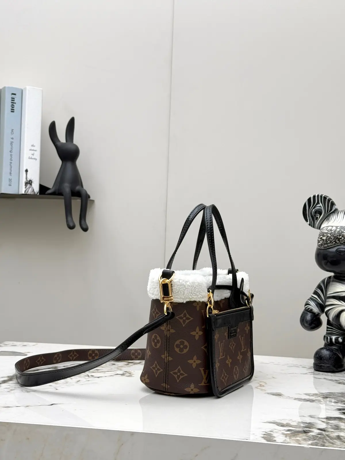 P410 M26315羊毛老花 顶级原单 半钢五金 163c01芯片 老花羊羔绒 双面本款 Neverfull Bandoulière Inside Out BB 手袋出自 LV Ski 系列,为 Monogram 帆布搭配潮流羊毛皮饰边及内衬。Teddygram 标识铺陈其上,与耀目金属件共筑考究格调。拉链袋再为双面设计增添点睛一笔,可单独手持。长肩带实现舒适斜跨 尺寸:26.5x16.5 x 11
