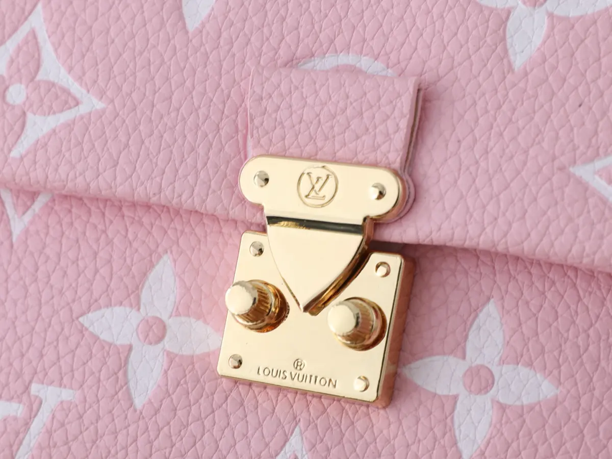 💰110💰升级原版M2A374 M29785 M27034 M25596 M13796 M12145 M12144 M12211本款 Nano Madeleine 手袋沐浴新季幻梦色彩,可轻松点睛各式造型。经典 Monogram Empreinte 皮革包身搭配标志性 S-lock 锁扣,LV Circle 装饰点缀可拆卸链条。充裕空间可容纳日常所需,多种背携方式实现轻松随行。尺寸:21.0 x 12.5 x 6.0 厘米 (长 x 高 x 宽)