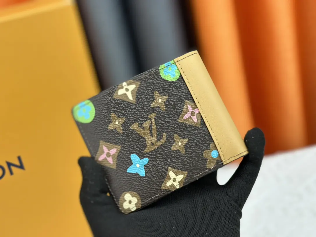 P55 M83334 M60895短夹 本款 Multiple 钱夹为 Monogram Craggy 帆布描绘缤纷 Monogram 图案，近观则现 Monogram 花簇和 LV 字母的不对称效果。雏菊和梗犬元素巧妙藏匿纹样之中。 尺寸：11.5 x 9 x 1.5 厘米