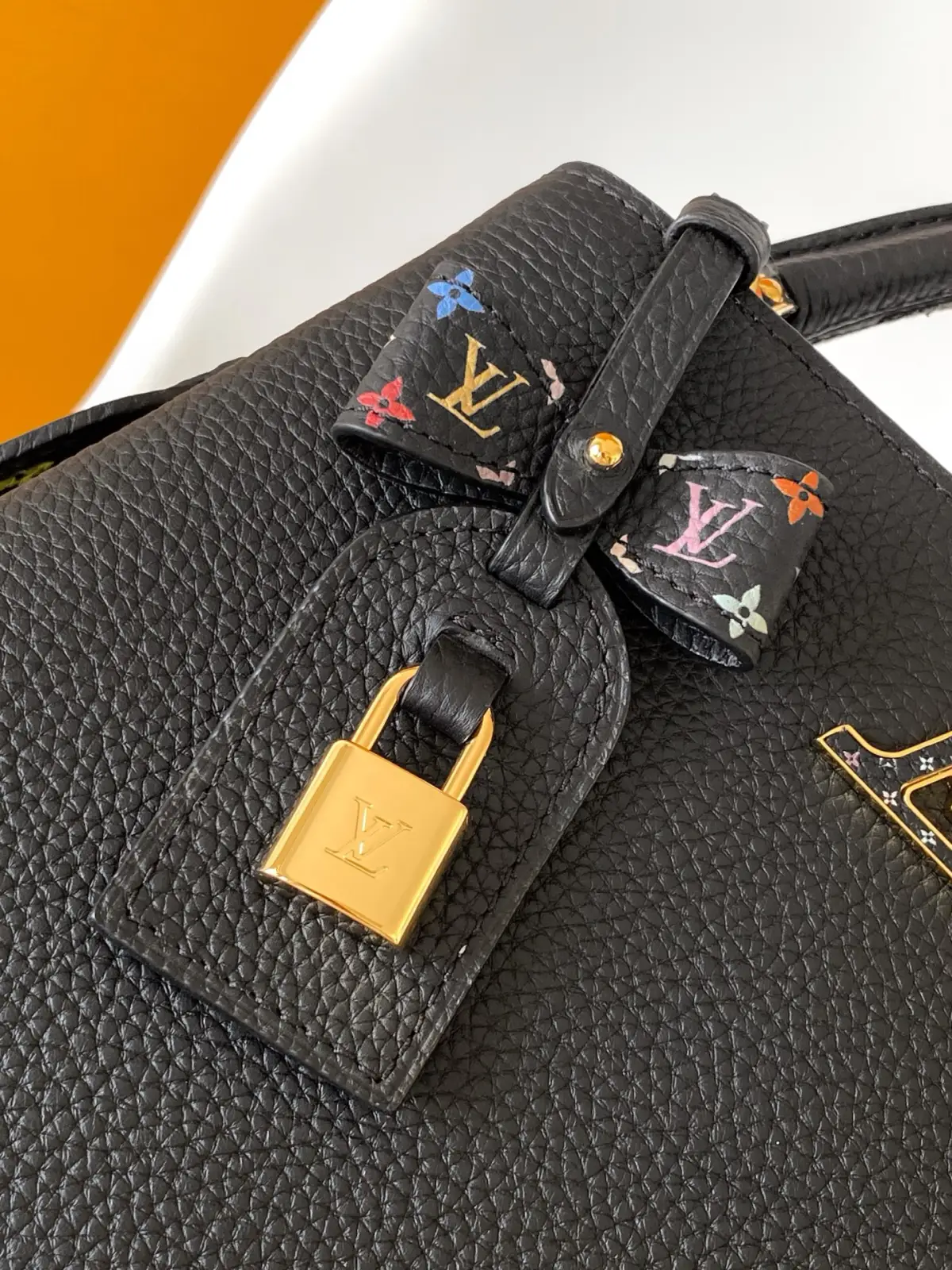 p1120💰M27638蓝色 M28328黑彩M13253白色 M13878黑色 特级原厂 动态163 本款Capucines 手袋出自路易威登x 村上隆再版系列,选用 Taurillon 牛皮革妙趣演绎经典设计。LV 字母和可拆卸 Monogram 肩带浸染明丽色调,致意艺术家标志性的虹彩笔触。蝴蝶结造型钥匙包和挂锁装饰再添考究细节,内隔层和多重口袋可轻松收纳日常所需。27.0 x 17.3 x 9.0 厘米 (长 x 高 x 宽) • Taurillon 牛皮革 • 牛皮革饰边 • 牛皮革内衬 • 金属件 • 翻盖可置于内侧或外侧 • 内隔层 • 拉链内袋 • 内贴袋 • 钥匙包 • 挂锁 • 金属底钉