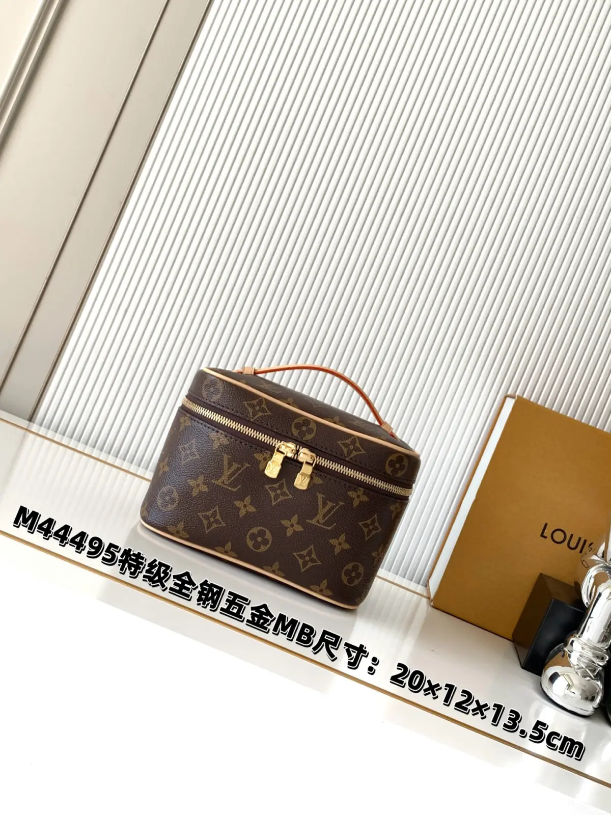 批💰430 M44495老花【特级全钢五金MB163c01动态变码芯片】特级配全套包装 Nice 迷你化妆包以柔软的 Monogram 帆布造就精巧身形,搭配放平即可释放空间的皮革手柄,在容纳洗漱用品的同时从容置于旅行袋或手提箱。使用 LV 铭纹金属拉链头轻启双拉链顶部翻盖,内物空间一览无遗。尺寸:13.5 x 12 x 20 厘米 (高 x 宽 x 长度)