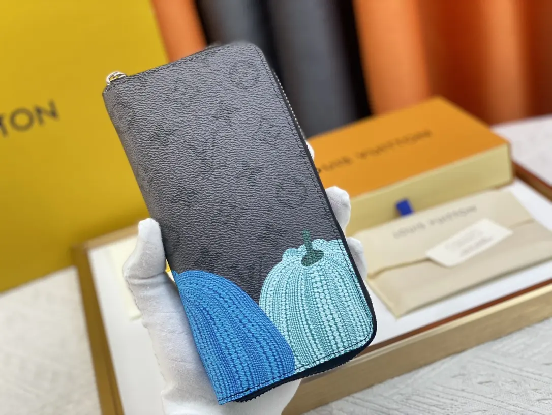 P80 63095灰花南瓜🎃本款 LV x YK 口袋钱夹出自路易威登 x 草间弥生合作系列，为 Monogram Eclipse Reverse 帆布描绘缤纷南瓜图案，再现这位日本知名艺术家眼中温暖与慰藉的象征，为功能设计注入艺术精髓。 详细特征 20x 10x 2厘米 (长度 x 高 x 宽) Monogram Eclipse Reverse 涂层帆布饰有彩色南瓜图案 内部饰有 LV x YK 标识 卡片夹层 内袋 外贴袋