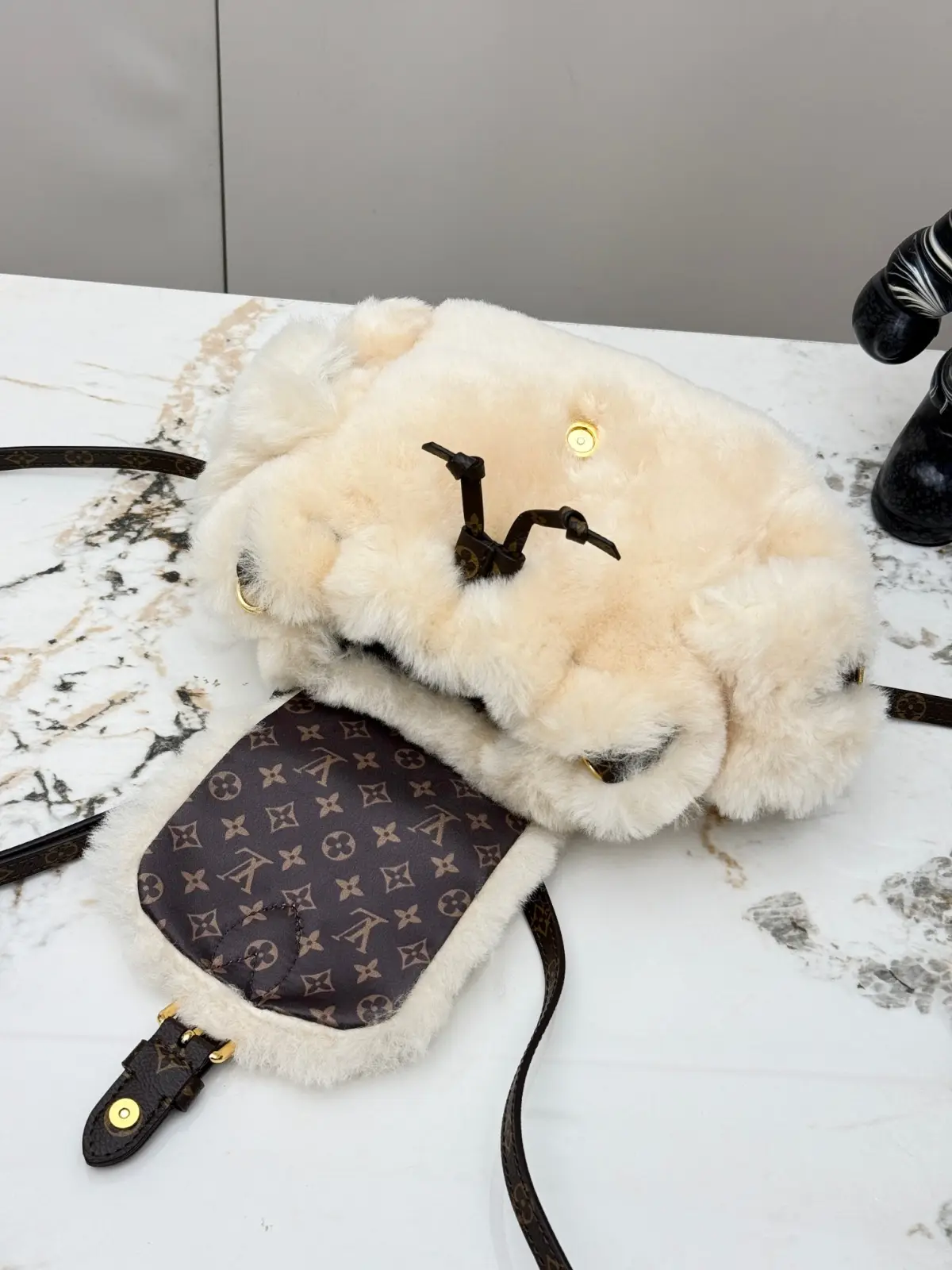 💰410顶级原单,变码芯片 M11919 Nano Teddy 双肩包出自 LV Ski 系列,为舒软羊毛皮搭配 Monogram 帆布和耀目搭扣,成就高山度假的个性之选。侧袋设计和充裕空间可轻松收纳手机、钱夹和其他小物。 16.5 x 13 x 25 厘米 (高 x 宽 x 长度) 羊毛皮 涂层帆布饰边 织物内衬 金属件 磁扣开合 侧袋 手柄:单手柄
