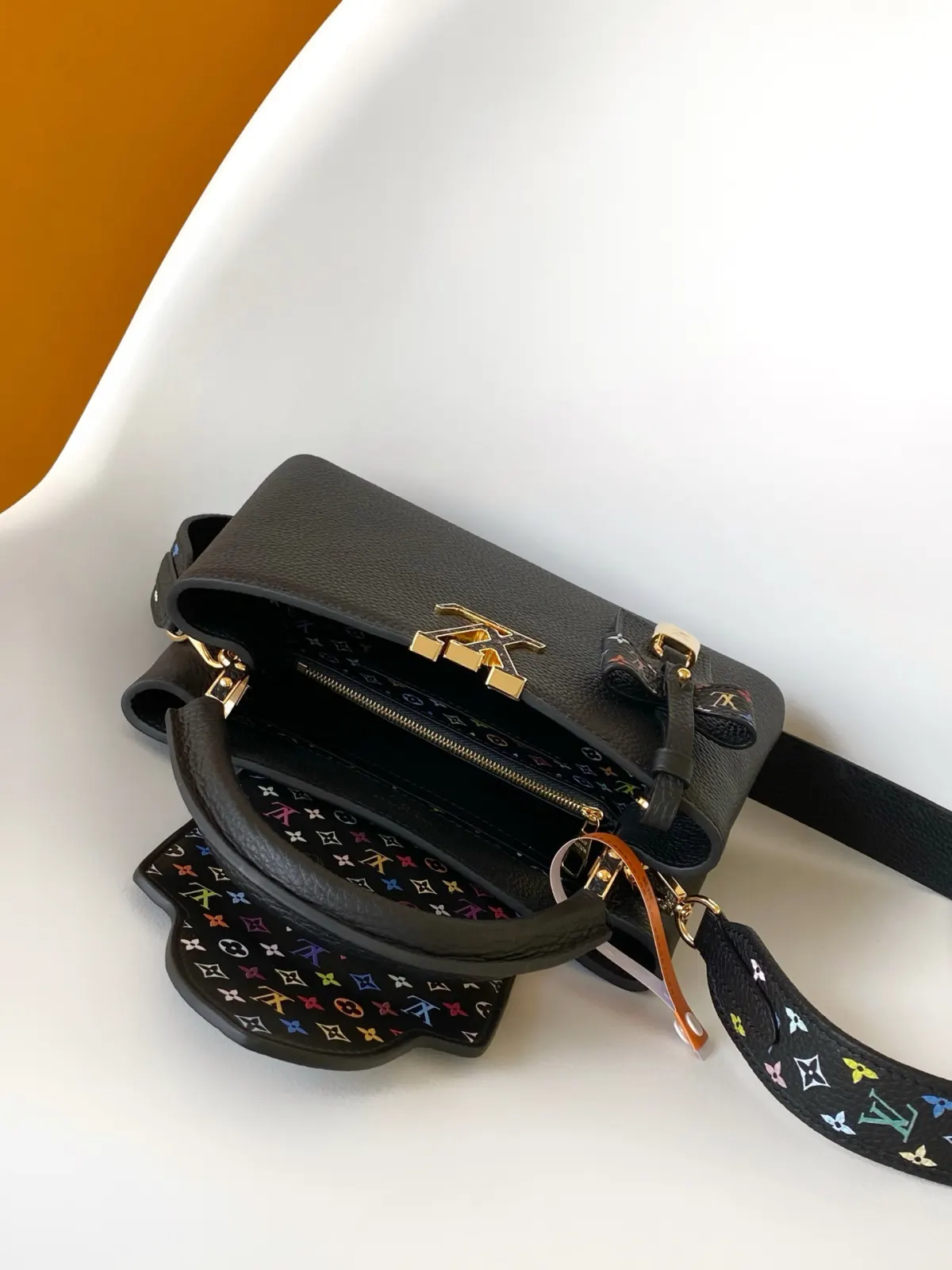 p1120💰M27638蓝色 M28328黑彩M13253白色 M13878黑色 特级原厂 动态163 本款Capucines 手袋出自路易威登x 村上隆再版系列,选用 Taurillon 牛皮革妙趣演绎经典设计。LV 字母和可拆卸 Monogram 肩带浸染明丽色调,致意艺术家标志性的虹彩笔触。蝴蝶结造型钥匙包和挂锁装饰再添考究细节,内隔层和多重口袋可轻松收纳日常所需。27.0 x 17.3 x 9.0 厘米 (长 x 高 x 宽) • Taurillon 牛皮革 • 牛皮革饰边 • 牛皮革内衬 • 金属件 • 翻盖可置于内侧或外侧 • 内隔层 • 拉链内袋 • 内贴袋 • 钥匙包 • 挂锁 • 金属底钉