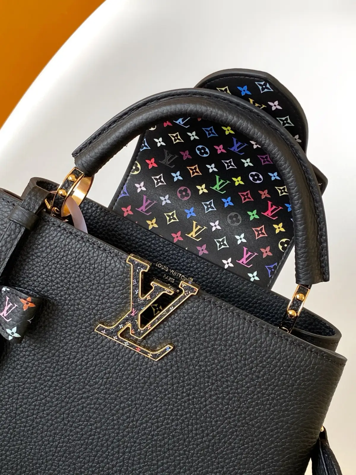 p1120💰M27638蓝色 M28328黑彩M13253白色 M13878黑色 特级原厂 动态163 本款Capucines 手袋出自路易威登x 村上隆再版系列,选用 Taurillon 牛皮革妙趣演绎经典设计。LV 字母和可拆卸 Monogram 肩带浸染明丽色调,致意艺术家标志性的虹彩笔触。蝴蝶结造型钥匙包和挂锁装饰再添考究细节,内隔层和多重口袋可轻松收纳日常所需。27.0 x 17.3 x 9.0 厘米 (长 x 高 x 宽) • Taurillon 牛皮革 • 牛皮革饰边 • 牛皮革内衬 • 金属件 • 翻盖可置于内侧或外侧 • 内隔层 • 拉链内袋 • 内贴袋 • 钥匙包 • 挂锁 • 金属底钉