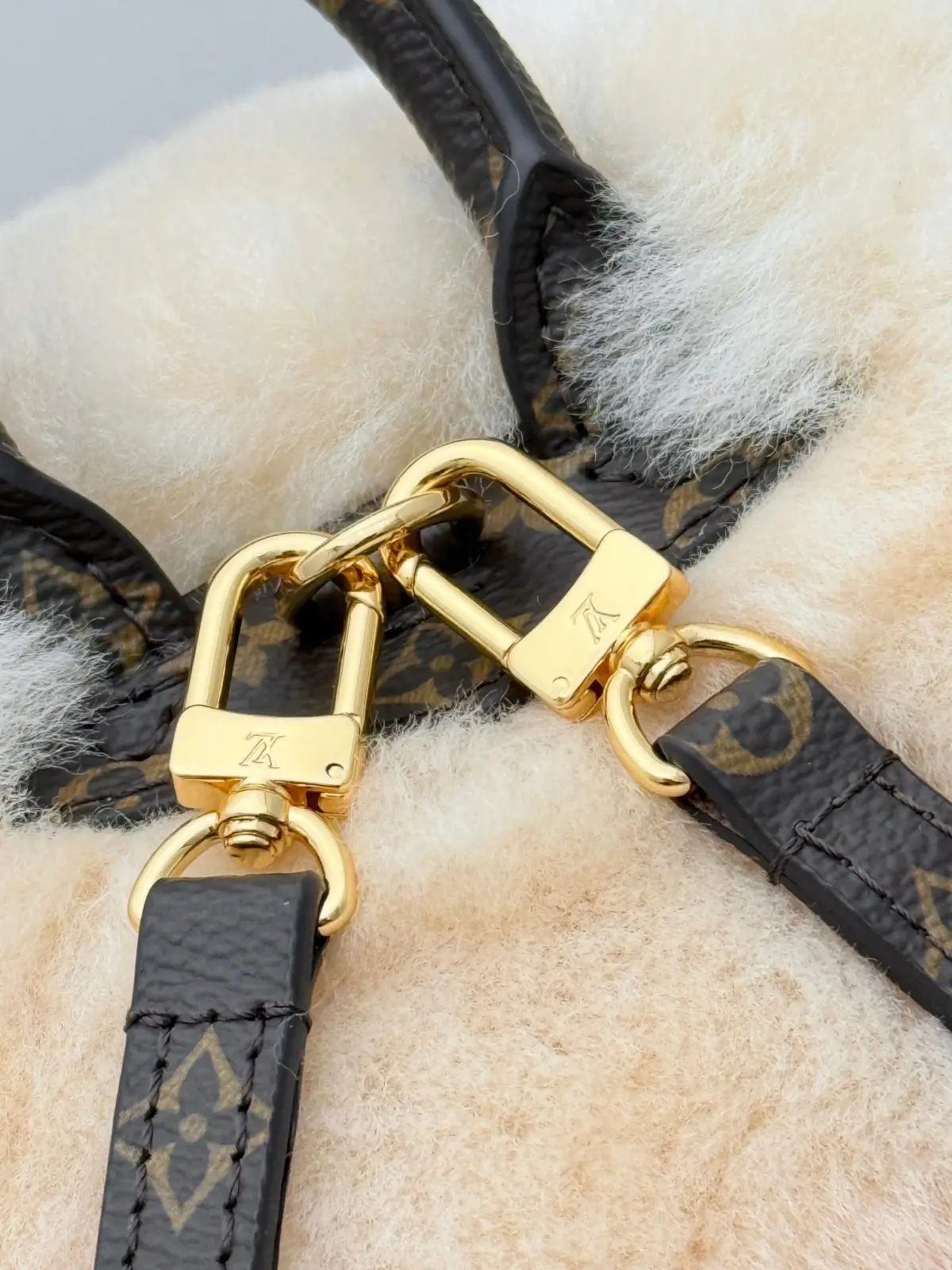 💰410顶级原单,变码芯片 M11919 Nano Teddy 双肩包出自 LV Ski 系列,为舒软羊毛皮搭配 Monogram 帆布和耀目搭扣,成就高山度假的个性之选。侧袋设计和充裕空间可轻松收纳手机、钱夹和其他小物。 16.5 x 13 x 25 厘米 (高 x 宽 x 长度) 羊毛皮 涂层帆布饰边 织物内衬 金属件 磁扣开合 侧袋 手柄:单手柄