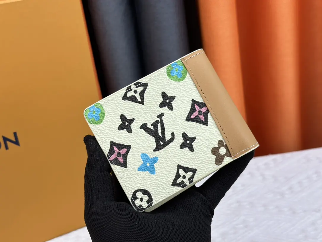 P55 M83334 M60895短夹 本款 Multiple 钱夹为 Monogram Craggy 帆布描绘缤纷 Monogram 图案，近观则现 Monogram 花簇和 LV 字母的不对称效果。雏菊和梗犬元素巧妙藏匿纹样之中。 尺寸：11.5 x 9 x 1.5 厘米