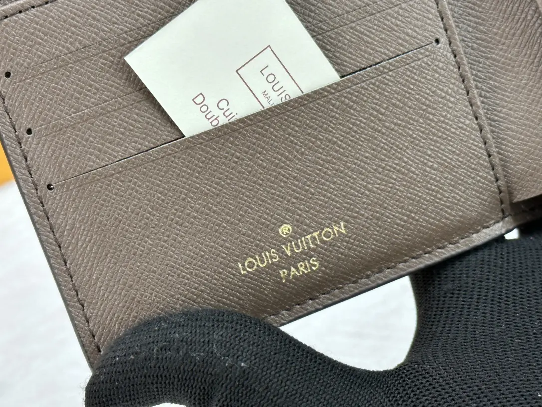 P55 M83334 M60895短夹 本款 Multiple 钱夹为 Monogram Craggy 帆布描绘缤纷 Monogram 图案，近观则现 Monogram 花簇和 LV 字母的不对称效果。雏菊和梗犬元素巧妙藏匿纹样之中。 尺寸：11.5 x 9 x 1.5 厘米