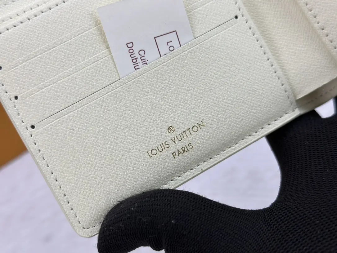 P55 M83334 M60895短夹 本款 Multiple 钱夹为 Monogram Craggy 帆布描绘缤纷 Monogram 图案，近观则现 Monogram 花簇和 LV 字母的不对称效果。雏菊和梗犬元素巧妙藏匿纹样之中。 尺寸：11.5 x 9 x 1.5 厘米