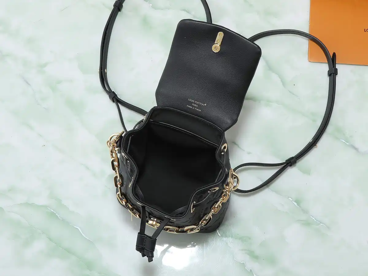 P560【顶级原单 独家实拍】M13387黑色 全皮压花双肩包 COUSSIN BACKPACK 迷你手袋 M13389粉色 M13387黑色 Coussin Backpack 迷你手袋以 Monogram 皮革塑造轻便构型,搭配可拆卸 Coussin 链条。工致金属 LV 挂锁确保日常所需安全无虞,双肩背、单肩背或手提皆宜。尺寸:20 x 7.5 x 15 厘米
