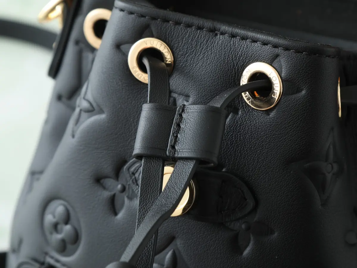 P560【顶级原单 独家实拍】M13387黑色 全皮压花双肩包 COUSSIN BACKPACK 迷你手袋 M13389粉色 M13387黑色 Coussin Backpack 迷你手袋以 Monogram 皮革塑造轻便构型,搭配可拆卸 Coussin 链条。工致金属 LV 挂锁确保日常所需安全无虞,双肩背、单肩背或手提皆宜。尺寸:20 x 7.5 x 15 厘米