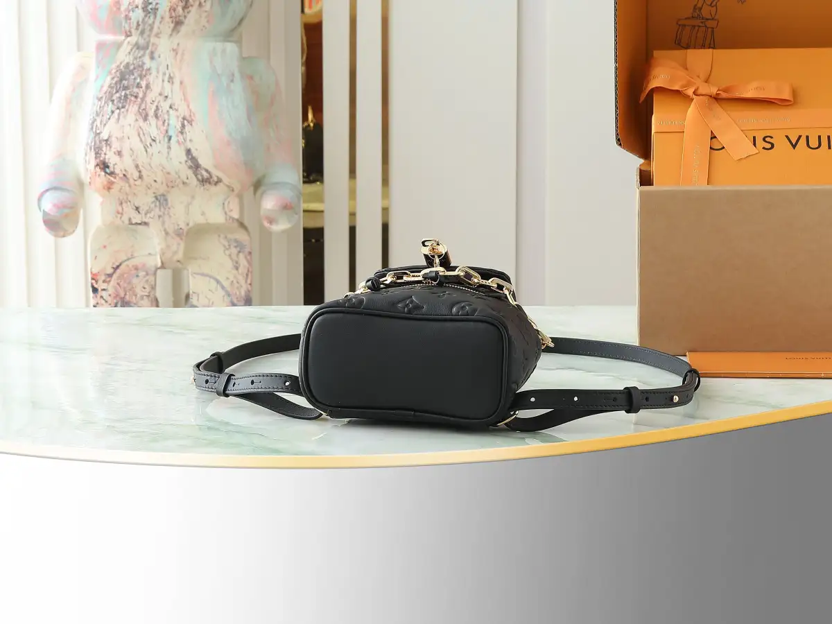 P560【顶级原单 独家实拍】M13387黑色 全皮压花双肩包 COUSSIN BACKPACK 迷你手袋 M13389粉色 M13387黑色 Coussin Backpack 迷你手袋以 Monogram 皮革塑造轻便构型,搭配可拆卸 Coussin 链条。工致金属 LV 挂锁确保日常所需安全无虞,双肩背、单肩背或手提皆宜。尺寸:20 x 7.5 x 15 厘米