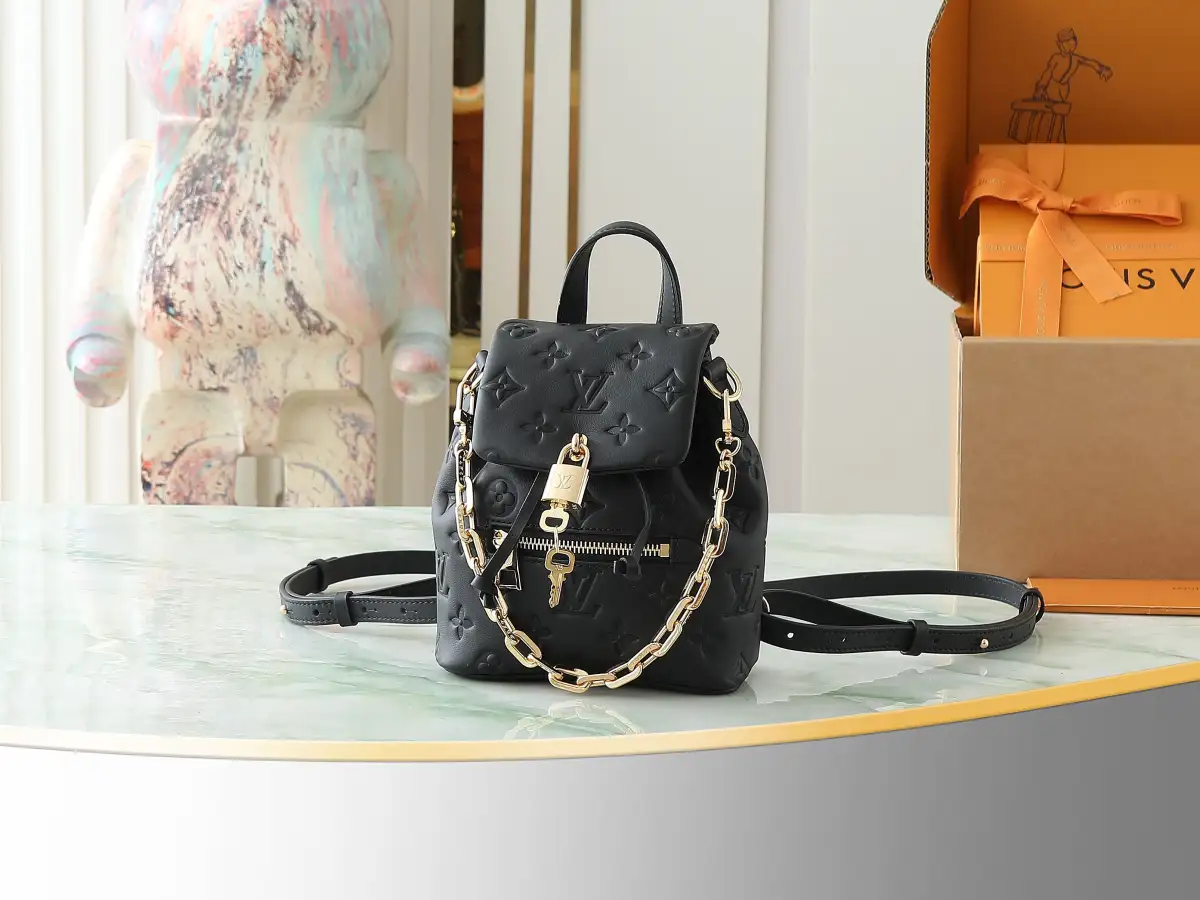 P560【顶级原单 独家实拍】M13387黑色 全皮压花双肩包 COUSSIN BACKPACK 迷你手袋 M13389粉色 M13387黑色 Coussin Backpack 迷你手袋以 Monogram 皮革塑造轻便构型,搭配可拆卸 Coussin 链条。工致金属 LV 挂锁确保日常所需安全无虞,双肩背、单肩背或手提皆宜。尺寸:20 x 7.5 x 15 厘米