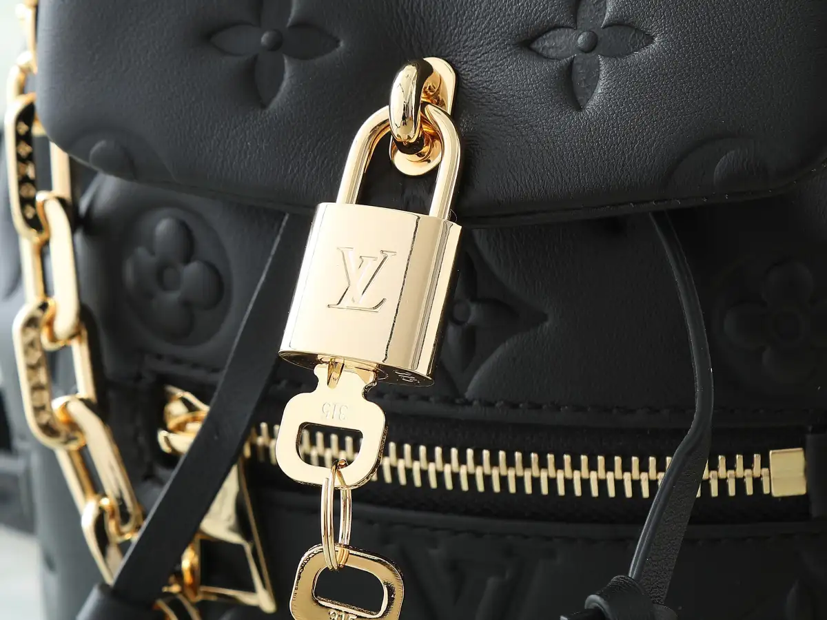 P560【顶级原单 独家实拍】M13387黑色 全皮压花双肩包 COUSSIN BACKPACK 迷你手袋 M13389粉色 M13387黑色 Coussin Backpack 迷你手袋以 Monogram 皮革塑造轻便构型,搭配可拆卸 Coussin 链条。工致金属 LV 挂锁确保日常所需安全无虞,双肩背、单肩背或手提皆宜。尺寸:20 x 7.5 x 15 厘米