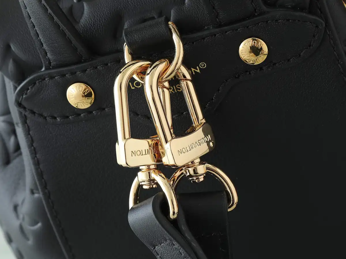 P560【顶级原单 独家实拍】M13387黑色 全皮压花双肩包 COUSSIN BACKPACK 迷你手袋 M13389粉色 M13387黑色 Coussin Backpack 迷你手袋以 Monogram 皮革塑造轻便构型,搭配可拆卸 Coussin 链条。工致金属 LV 挂锁确保日常所需安全无虞,双肩背、单肩背或手提皆宜。尺寸:20 x 7.5 x 15 厘米