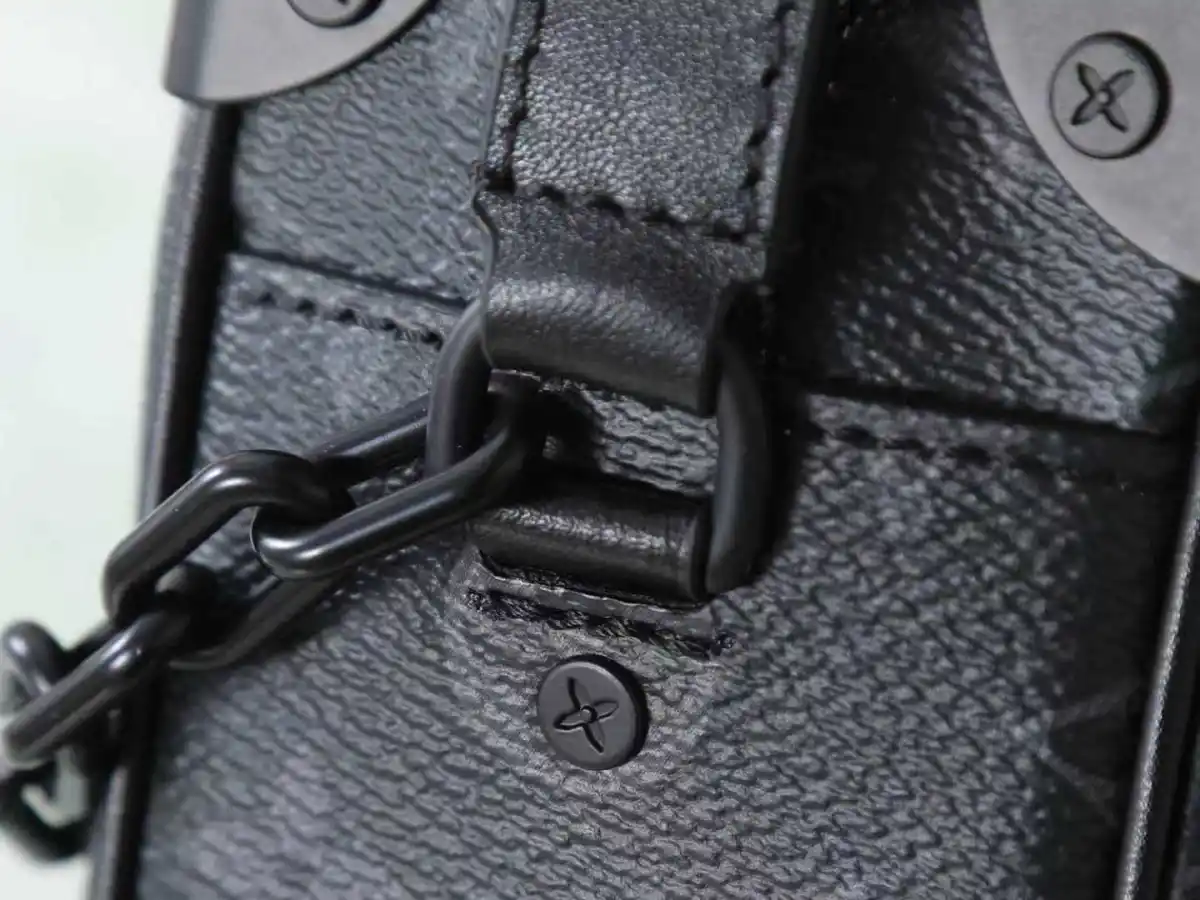 P450【顶级原单 独家实拍】M44735 顶级加强版 lv新款单肩斜挎包盒子包男女通用款 标志性Monogram印花搭配对比色树脂链带,男装艺术总监Virgil Abloh为这款Mini Soft Trunk手袋赋予路易威登经典外观。此款箱形手袋棱角分明,金属包角,生动体现路易威登的制箱传统。与拉链相连的金色链条散发现代气息。详细特征18.5 x 13.0 x 8.0 cm
