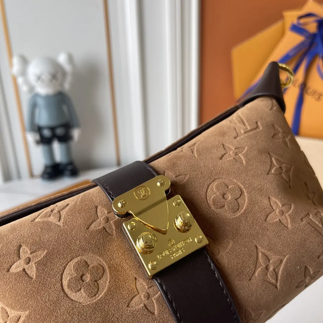 升级版 批120 M2A252 鹿皮绒 LV Pochette Mia腋下包​​ 👜LV Pochette Mia腋下包，经典Monogram老花帆布+黑色皮革肩带，金属锁扣超有辨识度✨。包型硬挺，容量适中，日常通勤、休闲都能装下随身物品。腋下包设计，手提or腋下背都很时髦，实用又百搭！部分用户反馈肩带可能有褶皱，但整体质感和实用性都很在线，是LV热门款之一🔥 尺寸21&times;11