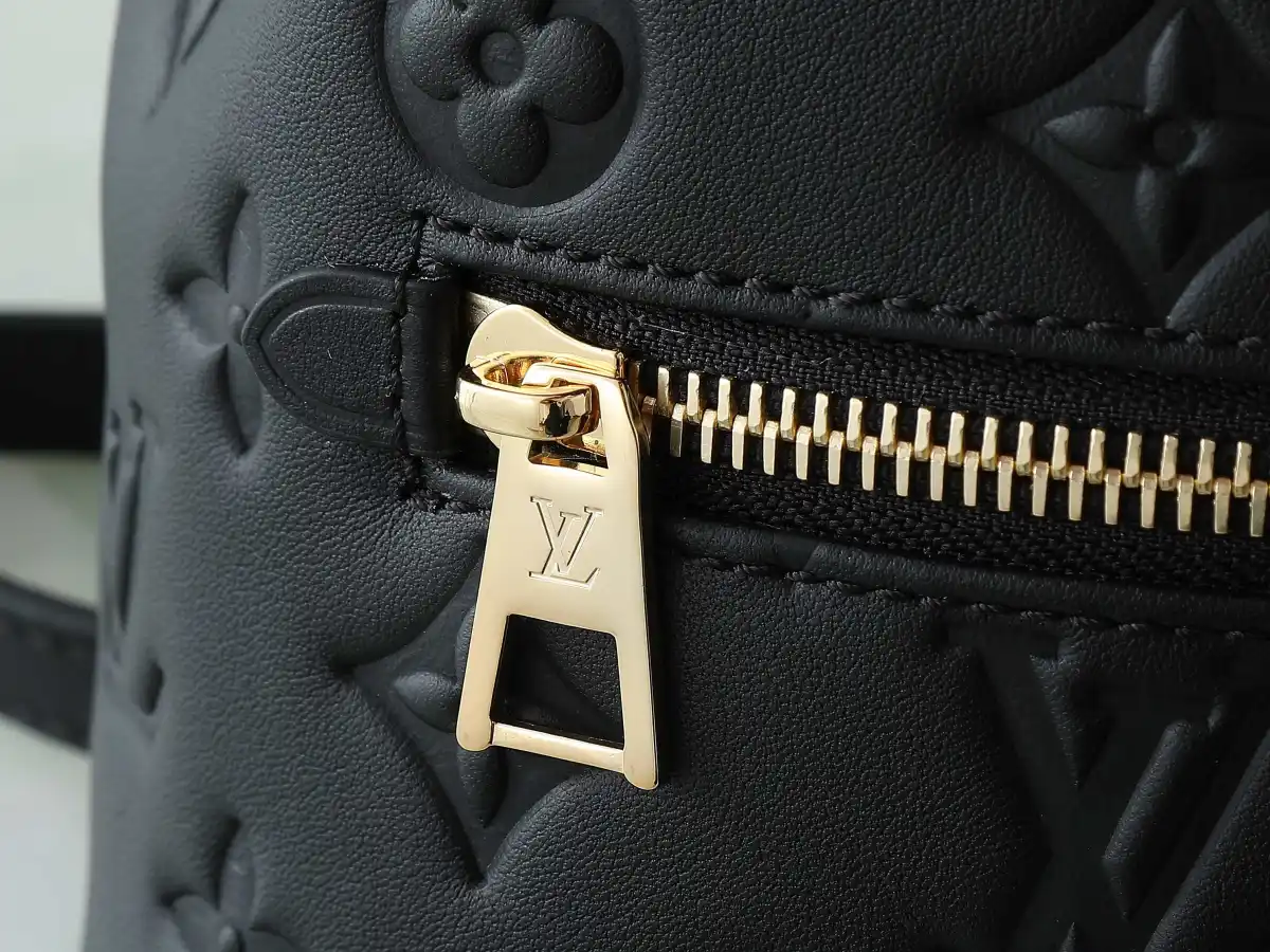 P560【顶级原单 独家实拍】M13387黑色 全皮压花双肩包 COUSSIN BACKPACK 迷你手袋 M13389粉色 M13387黑色 Coussin Backpack 迷你手袋以 Monogram 皮革塑造轻便构型,搭配可拆卸 Coussin 链条。工致金属 LV 挂锁确保日常所需安全无虞,双肩背、单肩背或手提皆宜。尺寸:20 x 7.5 x 15 厘米
