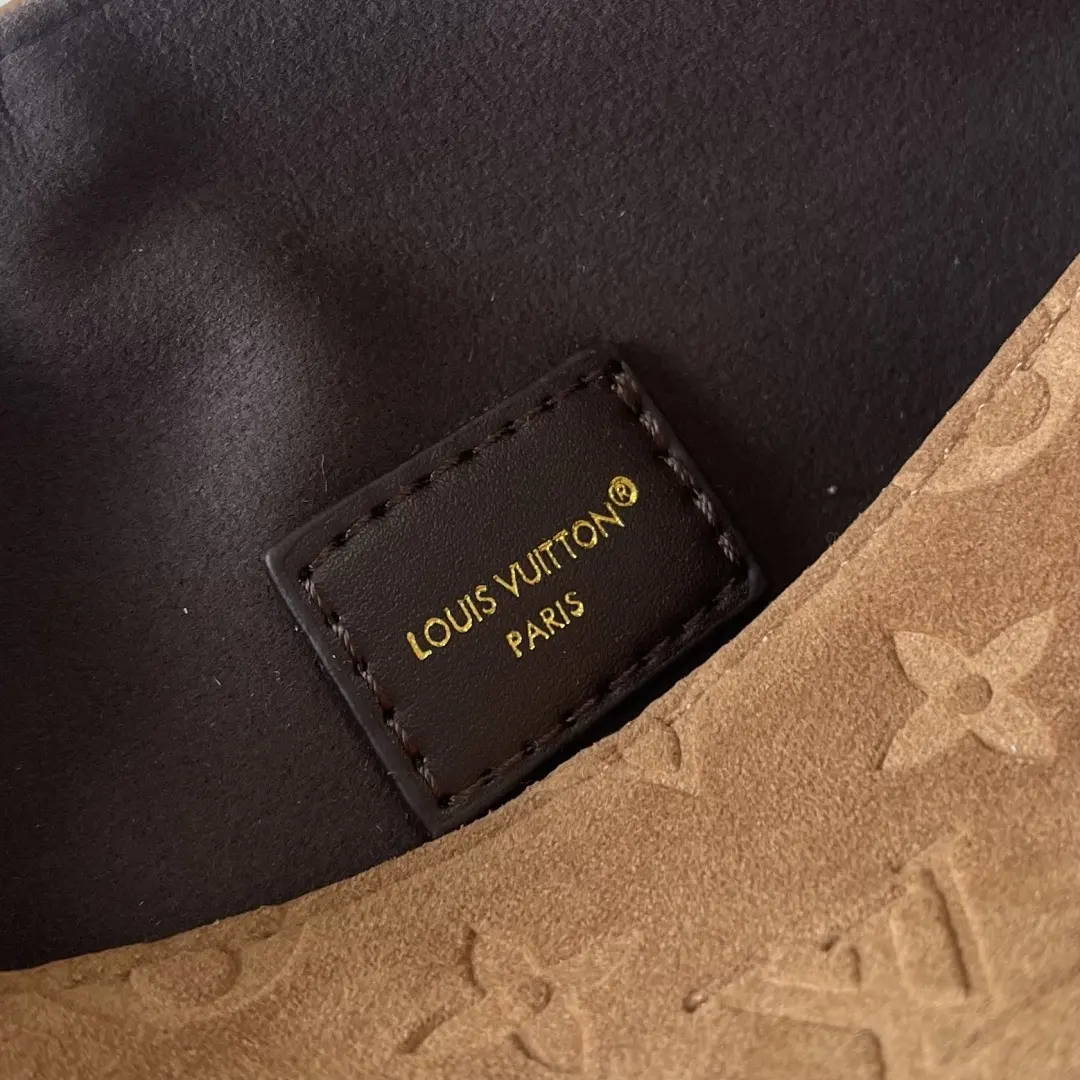 升级版 批120 M2A252 鹿皮绒 LV Pochette Mia腋下包​​ 👜LV Pochette Mia腋下包，经典Monogram老花帆布+黑色皮革肩带，金属锁扣超有辨识度✨。包型硬挺，容量适中，日常通勤、休闲都能装下随身物品。腋下包设计，手提or腋下背都很时髦，实用又百搭！部分用户反馈肩带可能有褶皱，但整体质感和实用性都很在线，是LV热门款之一🔥 尺寸21&times;11
