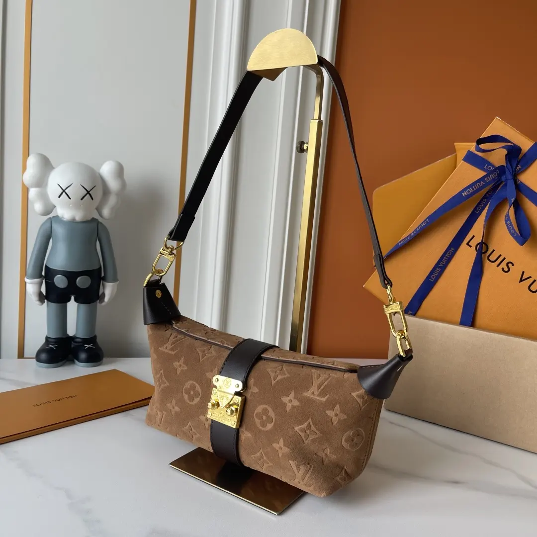 升级版 批120 M2A252 鹿皮绒 LV Pochette Mia腋下包​​ 👜LV Pochette Mia腋下包，经典Monogram老花帆布+黑色皮革肩带，金属锁扣超有辨识度✨。包型硬挺，容量适中，日常通勤、休闲都能装下随身物品。腋下包设计，手提or腋下背都很时髦，实用又百搭！部分用户反馈肩带可能有褶皱，但整体质感和实用性都很在线，是LV热门款之一🔥 尺寸21&times;11