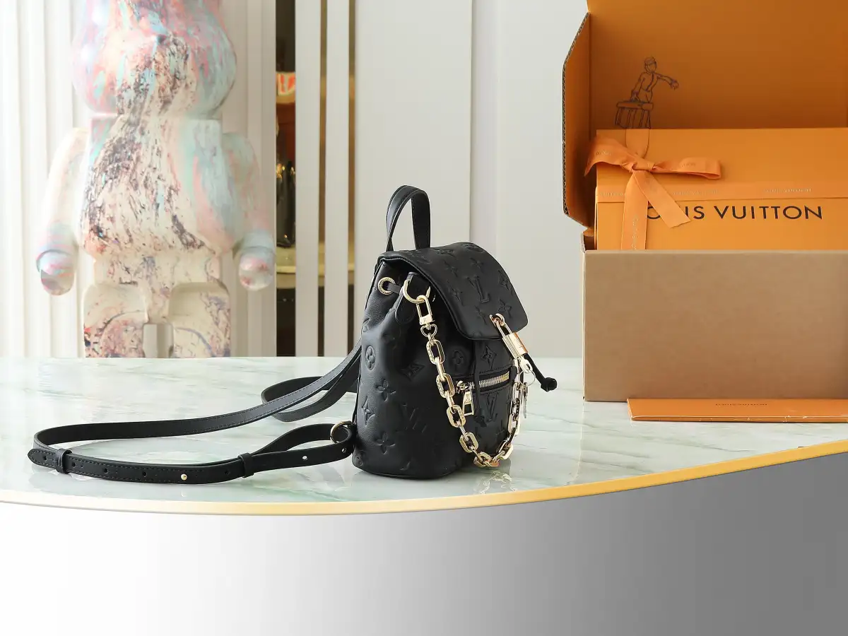 P560【顶级原单 独家实拍】M13387黑色 全皮压花双肩包 COUSSIN BACKPACK 迷你手袋 M13389粉色 M13387黑色 Coussin Backpack 迷你手袋以 Monogram 皮革塑造轻便构型,搭配可拆卸 Coussin 链条。工致金属 LV 挂锁确保日常所需安全无虞,双肩背、单肩背或手提皆宜。尺寸:20 x 7.5 x 15 厘米