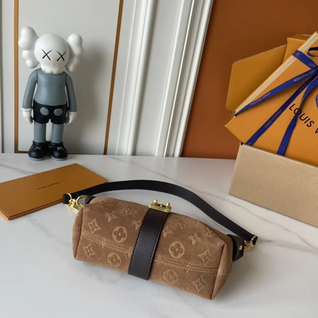 升级版 批120 M2A252 鹿皮绒 LV Pochette Mia腋下包​​ 👜LV Pochette Mia腋下包，经典Monogram老花帆布+黑色皮革肩带，金属锁扣超有辨识度✨。包型硬挺，容量适中，日常通勤、休闲都能装下随身物品。腋下包设计，手提or腋下背都很时髦，实用又百搭！部分用户反馈肩带可能有褶皱，但整体质感和实用性都很在线，是LV热门款之一🔥 尺寸21&times;11