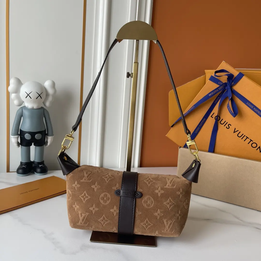 升级版 批120 M2A252 鹿皮绒 LV Pochette Mia腋下包​​ 👜LV Pochette Mia腋下包，经典Monogram老花帆布+黑色皮革肩带，金属锁扣超有辨识度✨。包型硬挺，容量适中，日常通勤、休闲都能装下随身物品。腋下包设计，手提or腋下背都很时髦，实用又百搭！部分用户反馈肩带可能有褶皱，但整体质感和实用性都很在线，是LV热门款之一🔥 尺寸21&times;11