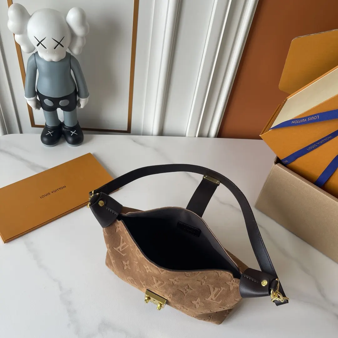 升级版 批120 M2A252 鹿皮绒 LV Pochette Mia腋下包​​ 👜LV Pochette Mia腋下包，经典Monogram老花帆布+黑色皮革肩带，金属锁扣超有辨识度✨。包型硬挺，容量适中，日常通勤、休闲都能装下随身物品。腋下包设计，手提or腋下背都很时髦，实用又百搭！部分用户反馈肩带可能有褶皱，但整体质感和实用性都很在线，是LV热门款之一🔥 尺寸21&times;11