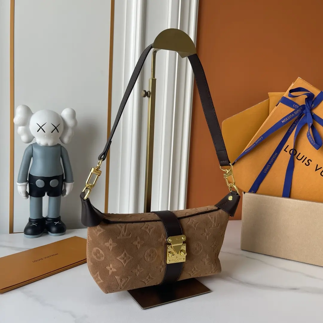 升级版 批120 M2A252 鹿皮绒 LV Pochette Mia腋下包​​ 👜LV Pochette Mia腋下包，经典Monogram老花帆布+黑色皮革肩带，金属锁扣超有辨识度✨。包型硬挺，容量适中，日常通勤、休闲都能装下随身物品。腋下包设计，手提or腋下背都很时髦，实用又百搭！部分用户反馈肩带可能有褶皱，但整体质感和实用性都很在线，是LV热门款之一🔥 尺寸21&times;11
