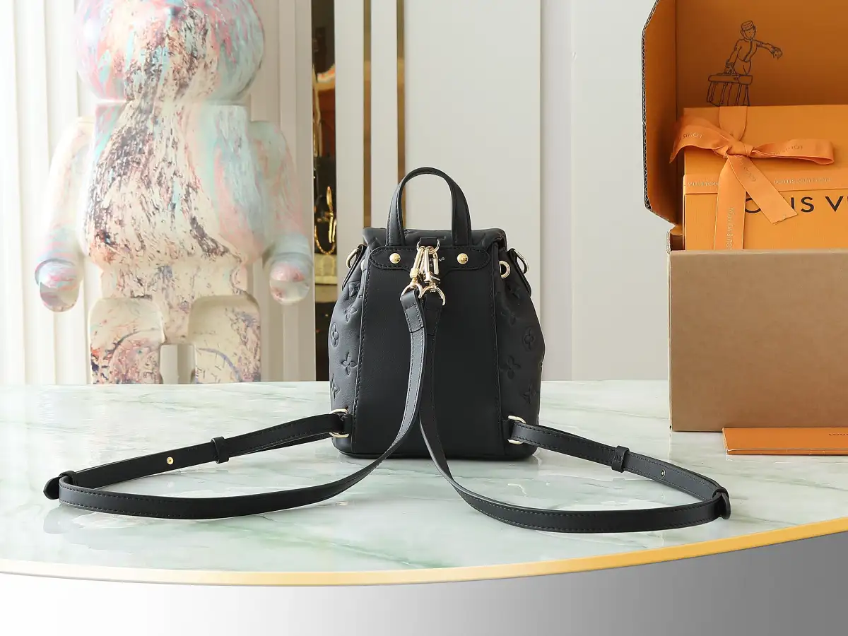 P560【顶级原单 独家实拍】M13387黑色 全皮压花双肩包 COUSSIN BACKPACK 迷你手袋 M13389粉色 M13387黑色 Coussin Backpack 迷你手袋以 Monogram 皮革塑造轻便构型,搭配可拆卸 Coussin 链条。工致金属 LV 挂锁确保日常所需安全无虞,双肩背、单肩背或手提皆宜。尺寸:20 x 7.5 x 15 厘米