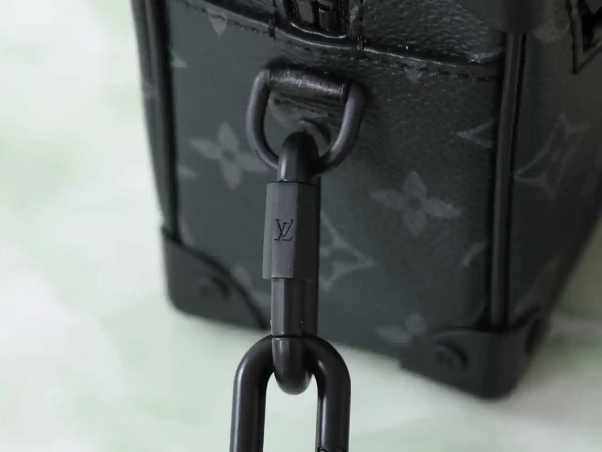 P450【顶级原单 独家实拍】M44735 顶级加强版 lv新款单肩斜挎包盒子包男女通用款 标志性Monogram印花搭配对比色树脂链带,男装艺术总监Virgil Abloh为这款Mini Soft Trunk手袋赋予路易威登经典外观。此款箱形手袋棱角分明,金属包角,生动体现路易威登的制箱传统。与拉链相连的金色链条散发现代气息。详细特征18.5 x 13.0 x 8.0 cm
