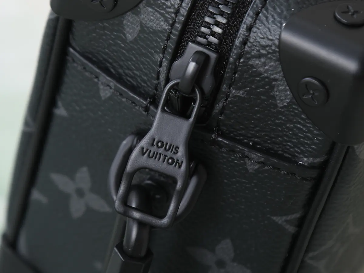 P450【顶级原单 独家实拍】M44735 顶级加强版 lv新款单肩斜挎包盒子包男女通用款 标志性Monogram印花搭配对比色树脂链带,男装艺术总监Virgil Abloh为这款Mini Soft Trunk手袋赋予路易威登经典外观。此款箱形手袋棱角分明,金属包角,生动体现路易威登的制箱传统。与拉链相连的金色链条散发现代气息。详细特征18.5 x 13.0 x 8.0 cm