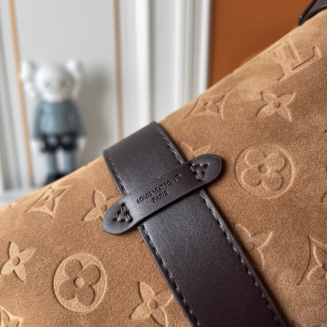 升级版 批120 M2A252 鹿皮绒 LV Pochette Mia腋下包​​ 👜LV Pochette Mia腋下包，经典Monogram老花帆布+黑色皮革肩带，金属锁扣超有辨识度✨。包型硬挺，容量适中，日常通勤、休闲都能装下随身物品。腋下包设计，手提or腋下背都很时髦，实用又百搭！部分用户反馈肩带可能有褶皱，但整体质感和实用性都很在线，是LV热门款之一🔥 尺寸21&times;11