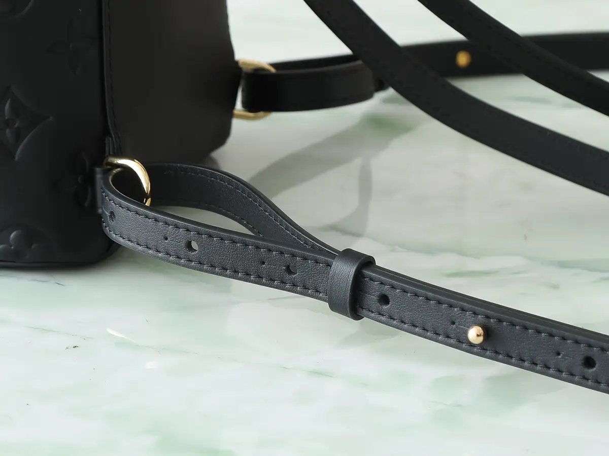 P560【顶级原单 独家实拍】M13387黑色 全皮压花双肩包 COUSSIN BACKPACK 迷你手袋 M13389粉色 M13387黑色 Coussin Backpack 迷你手袋以 Monogram 皮革塑造轻便构型,搭配可拆卸 Coussin 链条。工致金属 LV 挂锁确保日常所需安全无虞,双肩背、单肩背或手提皆宜。尺寸:20 x 7.5 x 15 厘米