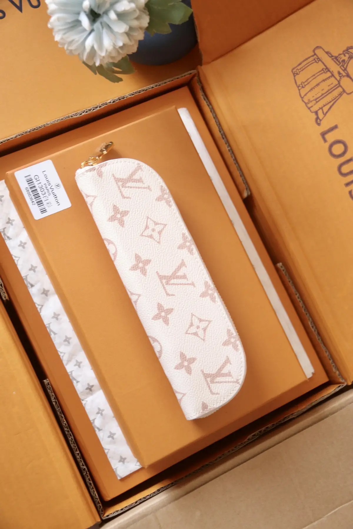 GI1081白花/GI1303白彩💕P140 - 主体为LV标志性Monogram老花帆布，拉链边缘拼接配色皮革/织物，金属拉链头刻有LV标识，撞色设计增添活泼感； ​ - 采用长条形弧形造型，贴合笔具收纳形态，内部空间可容纳多支笔、便签等小文具。