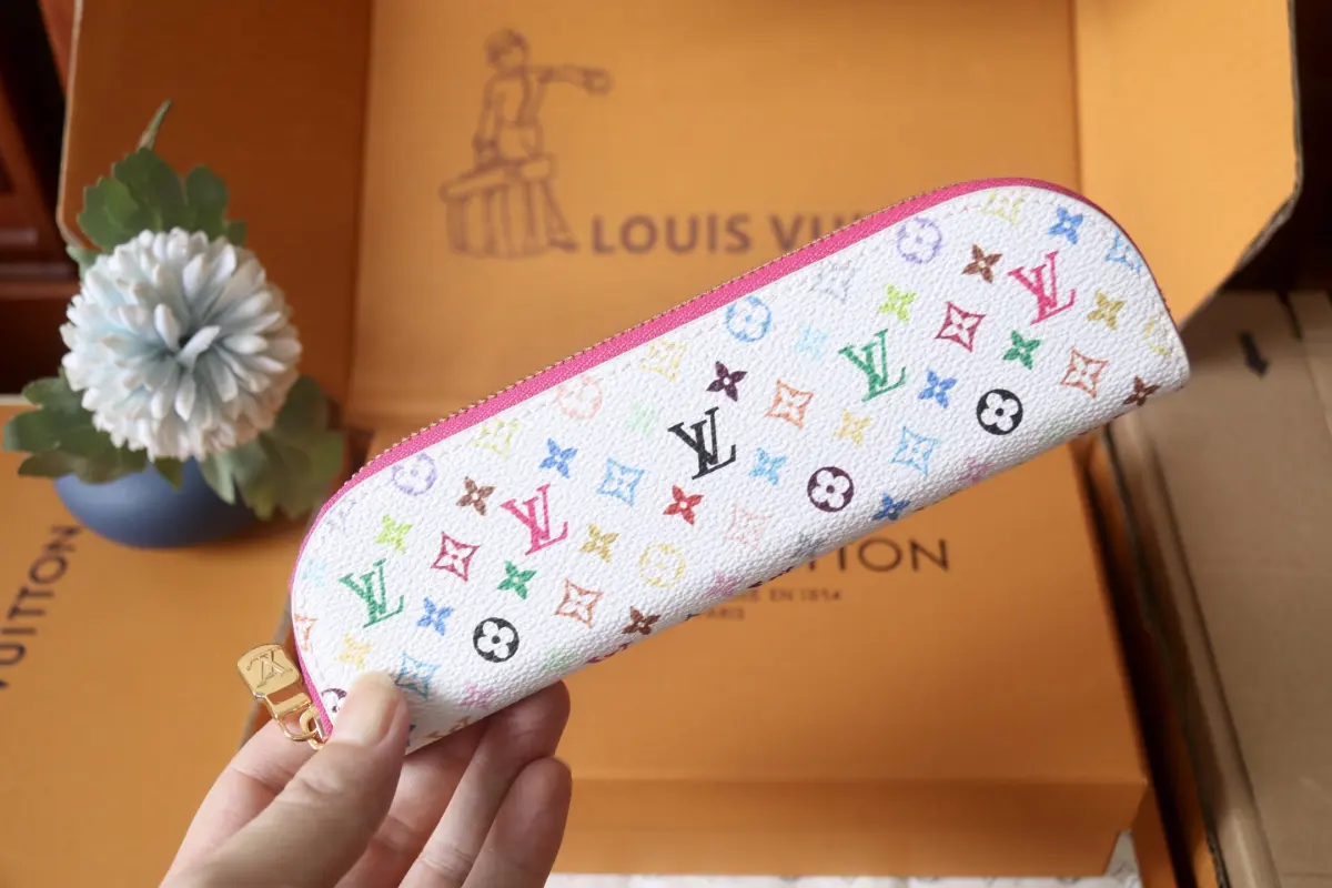 GI1081白花/GI1303白彩💕P140 - 主体为LV标志性Monogram老花帆布，拉链边缘拼接配色皮革/织物，金属拉链头刻有LV标识，撞色设计增添活泼感； ​ - 采用长条形弧形造型，贴合笔具收纳形态，内部空间可容纳多支笔、便签等小文具。