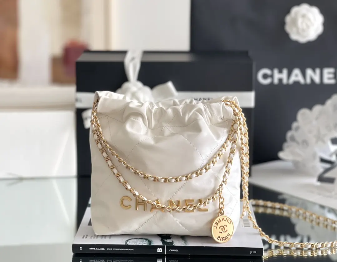 顶级进口原厂皮免税版本%95现货 𝟐𝟑𝙎 𝙈𝙞𝙣𝙞𝟐𝟐𝙗𝙖𝙜 白色as3980\n可爱俏皮小巧精致💖💖吸睛度𝟏𝟎𝟎%\n皮穿链条⛓五金️➕皮绳肩带，细节满满🫶\n一包多用，🉑️斜挎🉑️手提🉑️双肩背，也可使用调节扣，就可以把它变为腋下包的背法\n简单日常出门的小物品都可以容纳\n𝙎𝙞𝙯𝙚:𝟐𝟎:𝟏𝟖.𝟓:𝟔𝙘𝙢