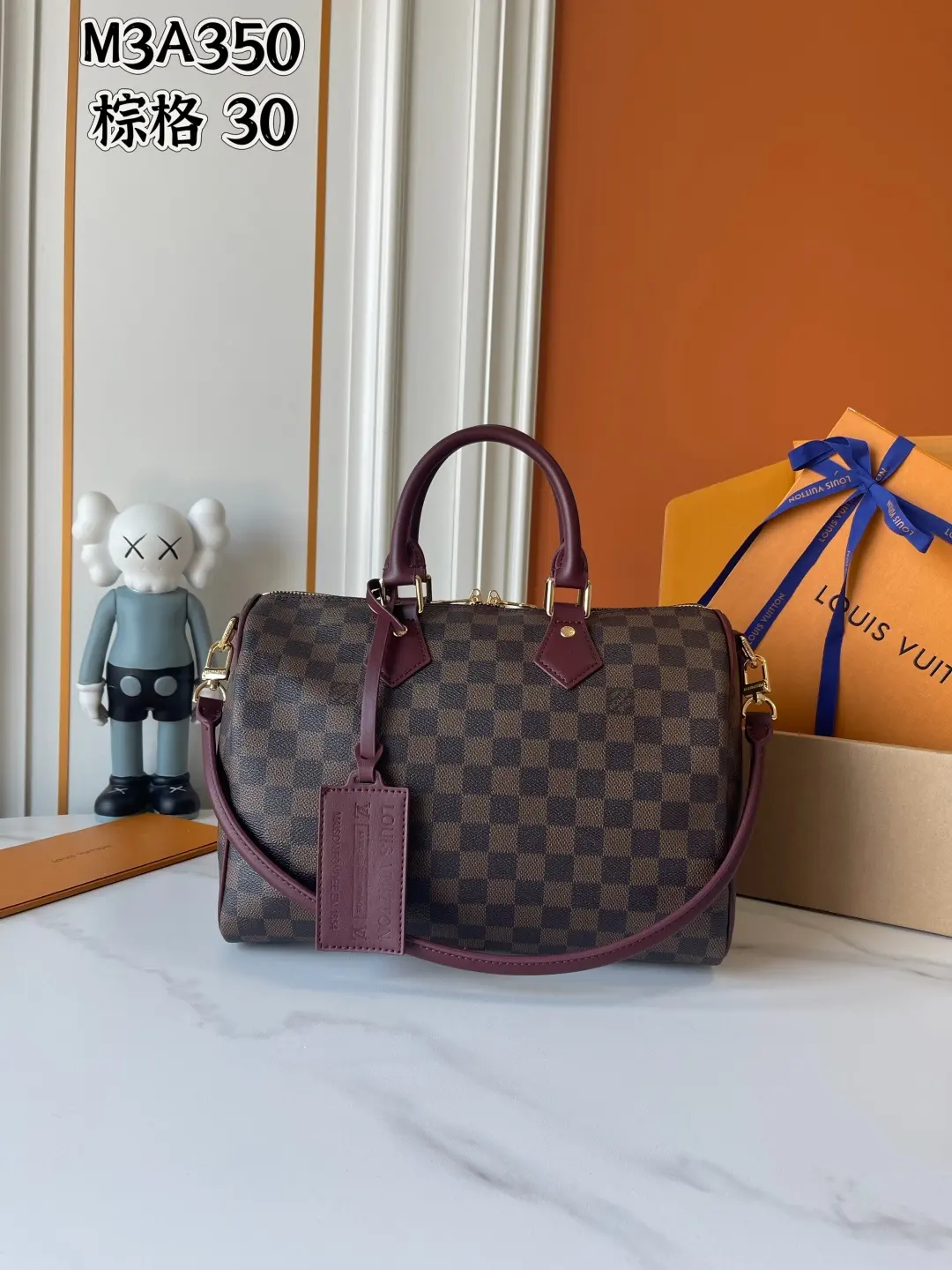 升级版 批140 M3A249 M3A350 M40391 本款 Speedy Bandouli&egrave;re 30 手袋出自 Flight Mode 系列，Damier 图案邂逅 Monogram Rouge 标识，巧妙融合两大路易威登经典元素。帆布包身搭配牛皮革饰边，莹润 LV 挂锁与可拆卸地址牌点亮精致细节。拉链内袋妥善存放随身小物。尺寸:30 x 21 x 17 (厘米) ((长 x 高 x 宽)
