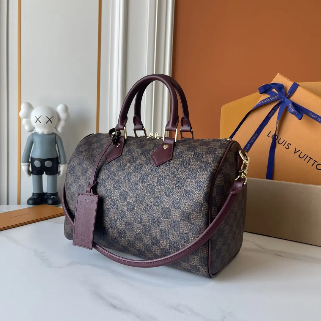 升级版 批140 M3A249 M3A350 M40391 本款 Speedy Bandouli&egrave;re 30 手袋出自 Flight Mode 系列，Damier 图案邂逅 Monogram Rouge 标识，巧妙融合两大路易威登经典元素。帆布包身搭配牛皮革饰边，莹润 LV 挂锁与可拆卸地址牌点亮精致细节。拉链内袋妥善存放随身小物。尺寸:30 x 21 x 17 (厘米) ((长 x 高 x 宽)