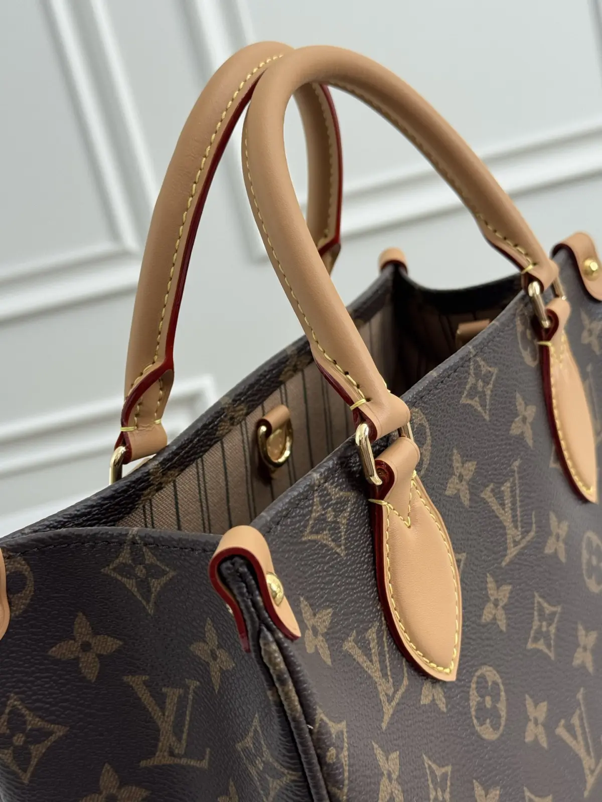 P370💰M3a026 本款M3A142大号LV26秋冬新款ONTHEGO 这款ONTHEGO SOFT托特包以垂感的现代廓形搭配精致编织链条焕新演绎，以老花帆布和老花压印小牛皮革精心制造，袋身以对比色皮革饰边及金色金属件，令精致细节更显升华，是完美的城市袋款，实用设计尺寸足以收纳书籍等日常必需品，而内置口袋可妥善收纳随身小物，配备可拆卸及可调节长度肩带，可作手提、肩背或斜跨造型，尽显时尚优雅 尺寸：25*19*11.5(长 高 宽)
