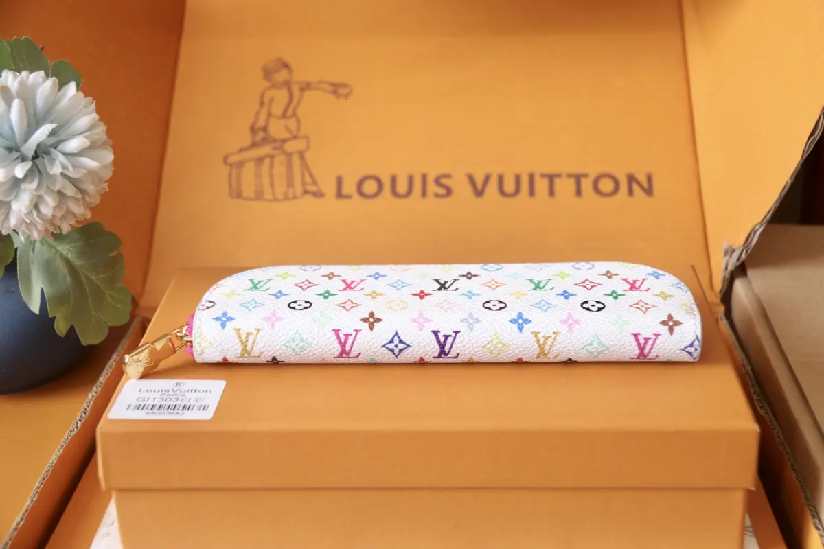 GI1081白花/GI1303白彩💕P140 - 主体为LV标志性Monogram老花帆布，拉链边缘拼接配色皮革/织物，金属拉链头刻有LV标识，撞色设计增添活泼感； ​ - 采用长条形弧形造型，贴合笔具收纳形态，内部空间可容纳多支笔、便签等小文具。
