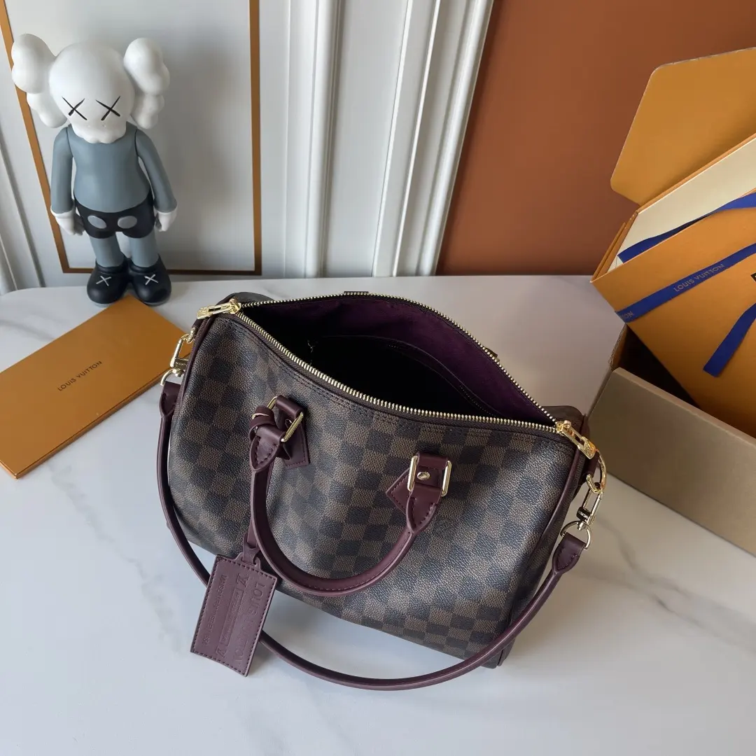升级版 批140 M3A249 M3A350 M40391 本款 Speedy Bandouli&egrave;re 30 手袋出自 Flight Mode 系列，Damier 图案邂逅 Monogram Rouge 标识，巧妙融合两大路易威登经典元素。帆布包身搭配牛皮革饰边，莹润 LV 挂锁与可拆卸地址牌点亮精致细节。拉链内袋妥善存放随身小物。尺寸:30 x 21 x 17 (厘米) ((长 x 高 x 宽)
